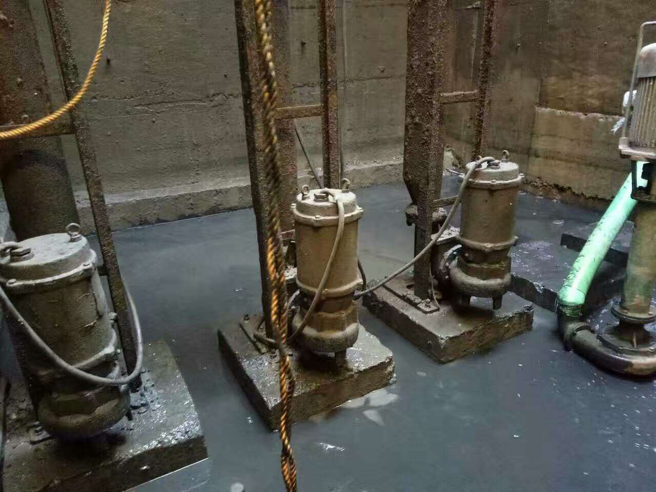 南关污水池清理