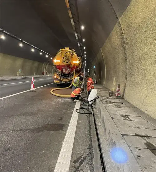 南关隧道排水渠清淤